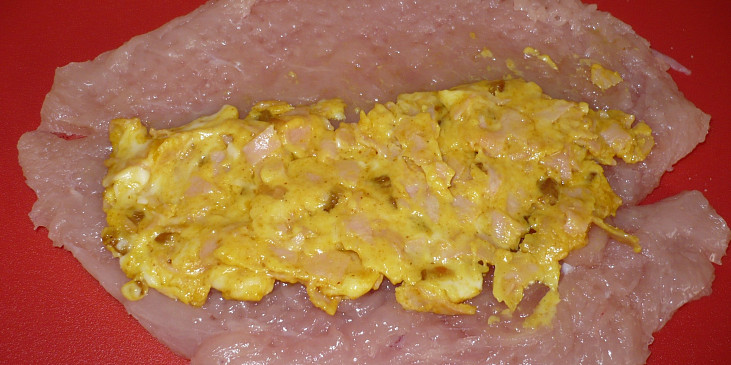 Smažený plněný kuřecí řízek (Plátek se sýrovou směsí před zabalením.)