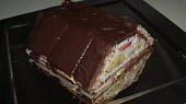Smetanový dortík z Be-be sušenek, Varianta s banánem a jahodamy;  poskládáno 4x6