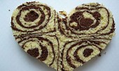 Srdíčkový dort s vílami (ořezaný korpus (srdíčkovou formu nevlastním, tak jsem si nakreslila srdíčko na papír a vyřízla))