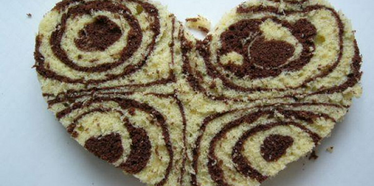 Srdíčkový dort s vílami (ořezaný korpus (srdíčkovou formu nevlastním, tak…)