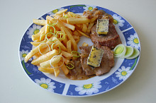 Steak na víně s bylinkovým máslem