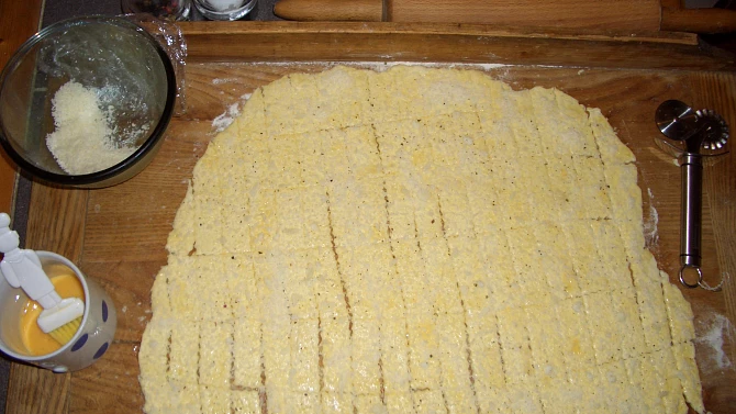 Těsto univerzál, tvarohové těsto potřené vejcem, sůl,pepř a sýr = SÝROVÉ TYČINKY