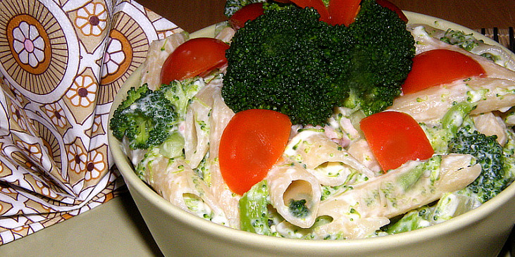 Těstovinový salát s brokolicí a nivovou omáčkou