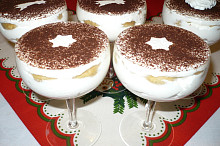 Dia tiramisu v pohárech.