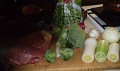 Vepřové kostky se zelenou zeleninou, příprava ingrediencí