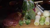 Vepřové kostky se zelenou zeleninou, příprava ingrediencí