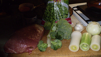 Vepřové kostky se zelenou zeleninou, příprava ingrediencí