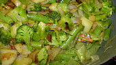 Vepřové kostky se zelenou zeleninou, hotová zelená zelenina