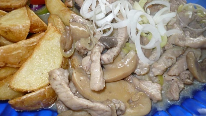 Vepřové nudličky s pórkem  a žampiony na smetaně