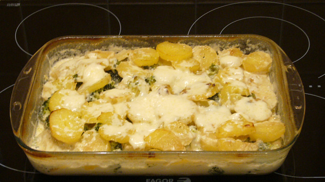 Zapečené brambory s brokolicí,smetanou a sýrem, Zapečené brambory
