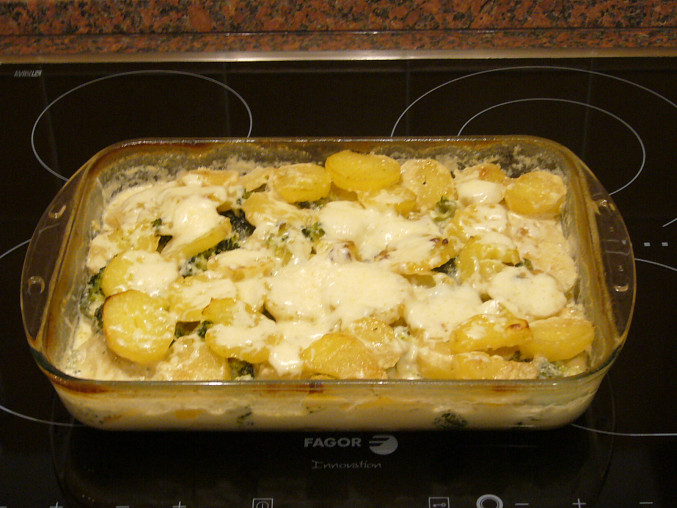Zapečené brambory s brokolicí,smetanou a sýrem, Zapečené brambory