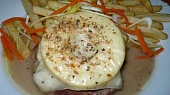 Zapečené kotlety s jablky, Místo grilovacího koření je hrubě mleté steakové koření.