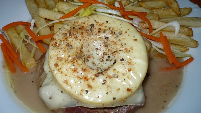 Zapečené kotlety s jablky, Místo grilovacího koření je hrubě mleté steakové koření.