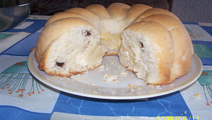 Bábovka z kynutých buchet, ...na řezu jsou povidla, tvaroh a nutela