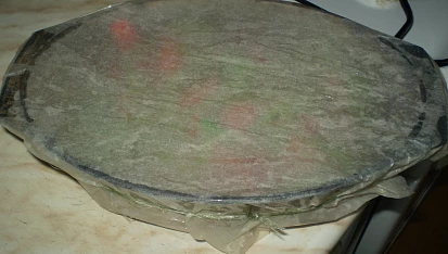 Balkánský lonac, před pečením s mokrým pečícím papírem...