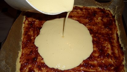Bílá buchta, ... na marmeládu nalejeme tvarohovo-pudinkovou náplň