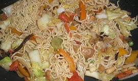 Čínske nudle so zeleninou / wok
