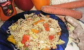Čínske nudle so zeleninou / wok