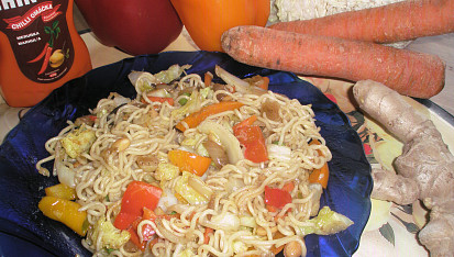 Čínské nudle se zeleninou / wok