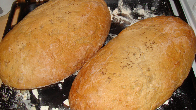 Domácí chléb vhodný i na Jendův Plecovník, Z celé dávky/mouky jsou půl světlá a půl tmavá