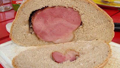 Domácí chléb vhodný i na Jendův Plecovník, Z tohoto těsta Plecovník na řezu