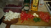 Drůbeží játra na mateřídoušce a bazalce, příprava ingrediencí