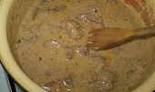 Drůbeží játra na mateřídoušce a bazalce, už to bublá,už se to vaří