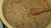 Drůbeží játra na mateřídoušce a bazalce, už to bublá,už se to vaří