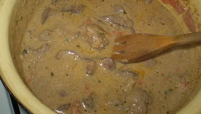 Drůbeží játra na mateřídoušce a bazalce, už to bublá,už se to vaří
