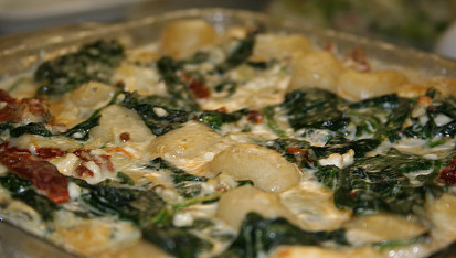 Gnocchi zapečené se špenátem a třemi druhy sýrů