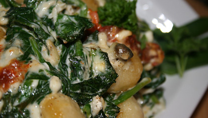 Gnocchi zapečené se špenátem a třemi druhy sýrů
