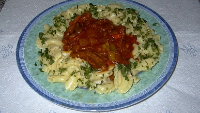Hovězí s řapíkatým celerem a jinou zeleinou.