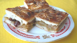 Jablkový koláč z kynutého těsta