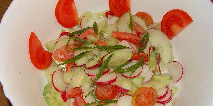 Jarní salát s rajčaty bez křenu