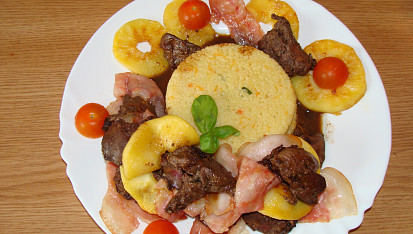 Kuřecí játra s jablky a anglickou slaninou