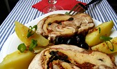 Kuřecí roláda s mozzarellou, olivami a vínem