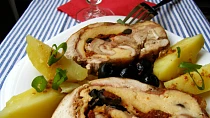 Kuřecí roláda s mozzarellou, olivami a vínem