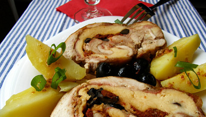 Kuřecí roláda s mozzarellou, olivami a vínem
