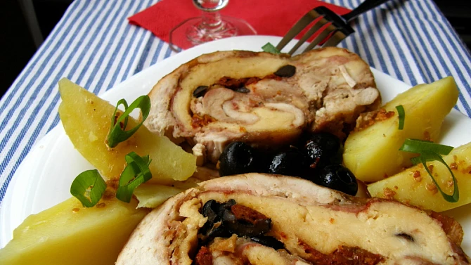 Kuřecí roláda s mozzarellou, olivami a vínem