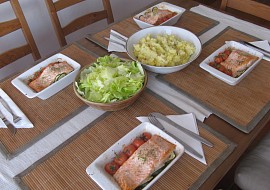 Losos s cuketou, rajčátky a celerovou kaší (Rodinný oběd)