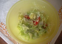 Míchaný okurkový salát s jogurtem