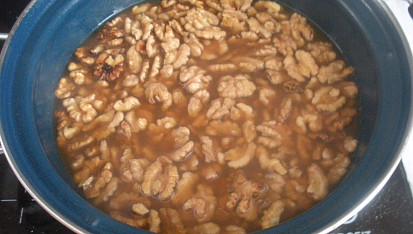 Ořechy v karamelu, uvařené ve vodě