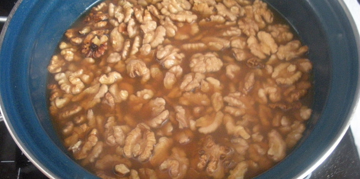 Ořechy v karamelu (uvařené ve vodě)