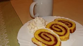 Piškotový závin/roláda s domácí  marmeládou, Dobrou chuť ;-)