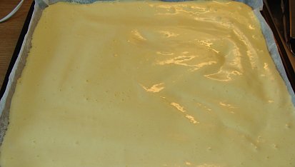 Piškotový závin/roláda s domácí  marmeládou, Rozetřeno