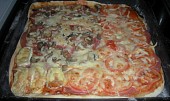 Pizza bez kynutí, vytáhnutá z trouby