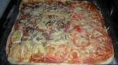 Pizza bez kynutí, vytáhnutá z trouby