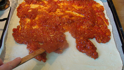 Pizza z listového těsta I, Natírání základní omáčky