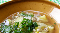 Pórková polévka s bramborem a kroupami