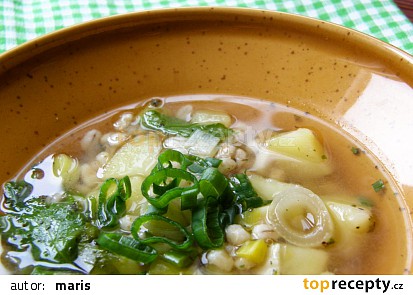 Pórková polévka s bramborem a kroupami